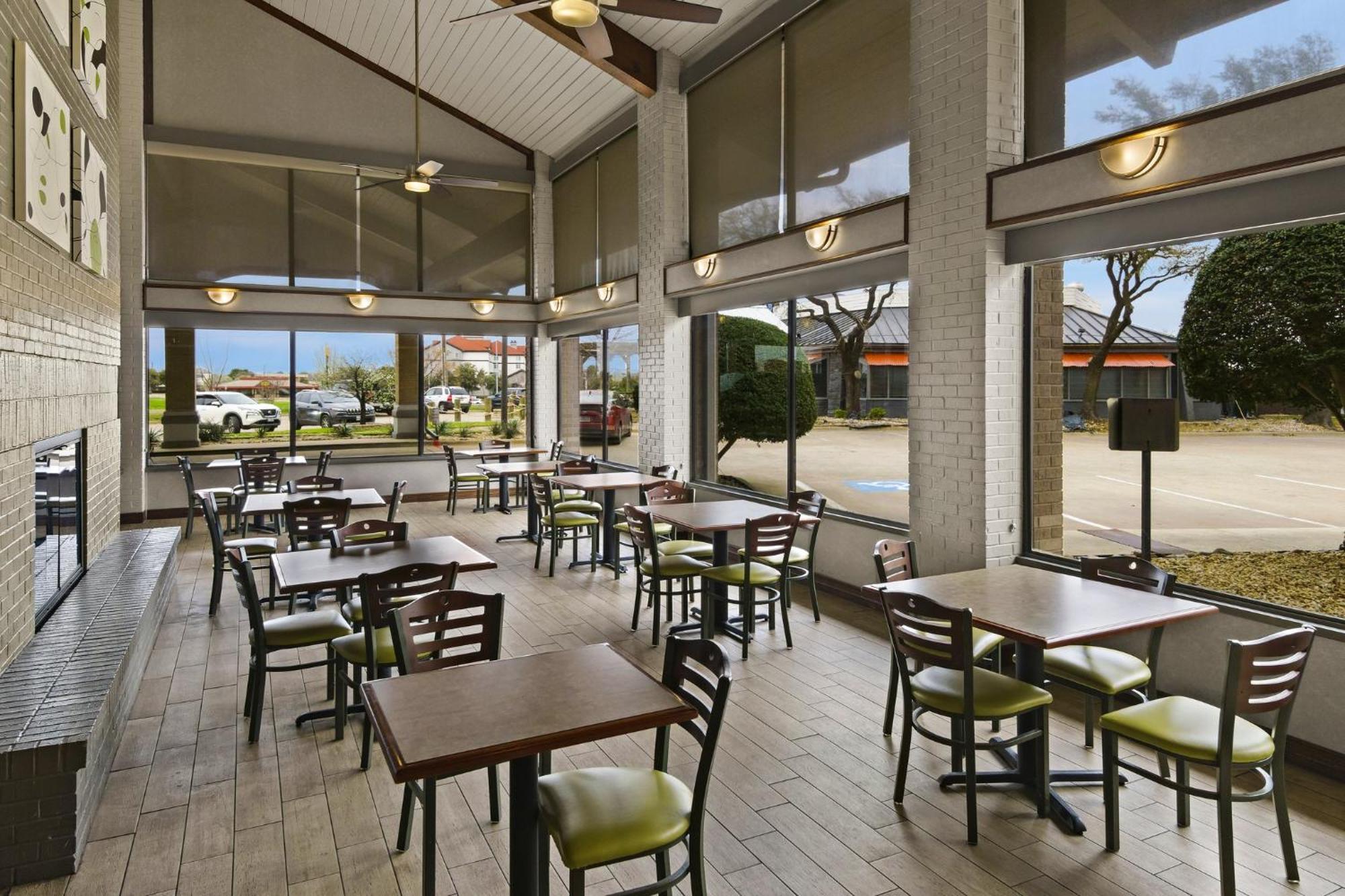 Irving Inn & Suites At Dfw Airport エクステリア 写真